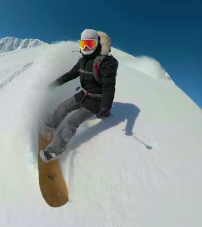 垂直: 女性游客在加拿大令人叹为观止的山上滑雪