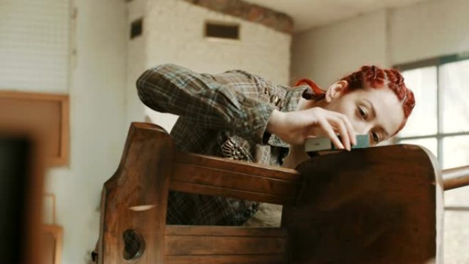 红发女人打磨木椅工艺手工艺术