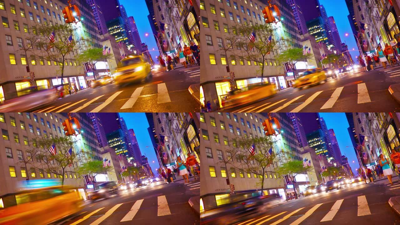 街道上的黄色出租车。概念观点。冲。纽约人晚上下班旅行。城市灯光，照明建筑。人们走路