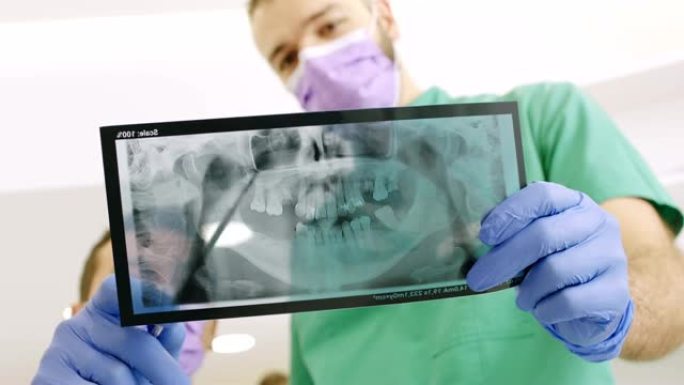 医生在牙科诊所看牙齿x射线图像