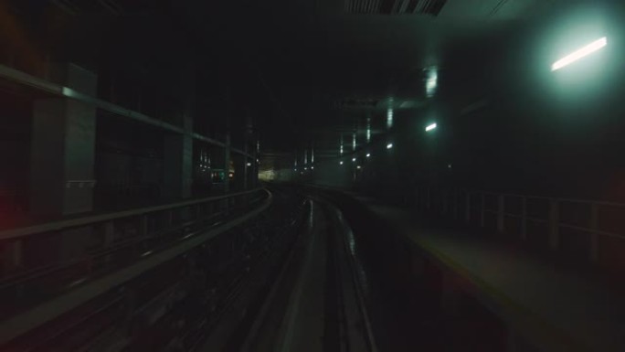 火车在地下行驶的内部视图。