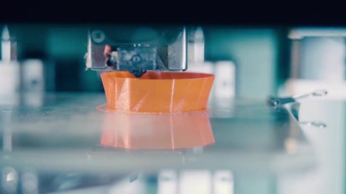 花瓶的喉咙是由3d打印机制造的