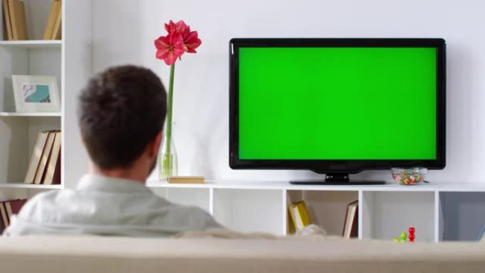 夫妇在客厅看电视绿幕电视客厅电视电视抠像