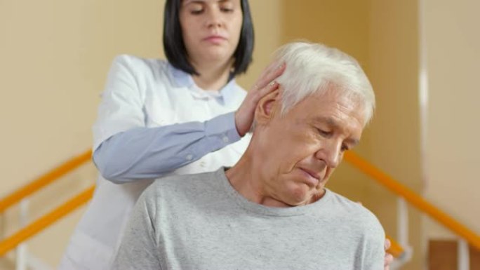 物理治疗师帮助脖子僵硬的老人