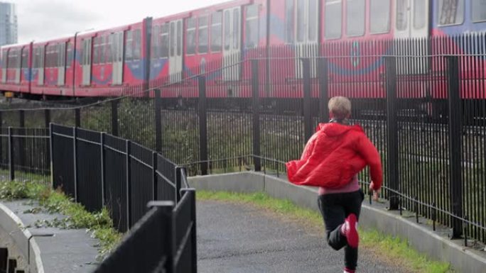 决心完成他的跑步追逐火车外国乡村