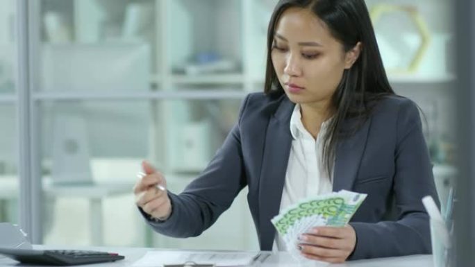 女性亚洲簿记员数数欧元纸币