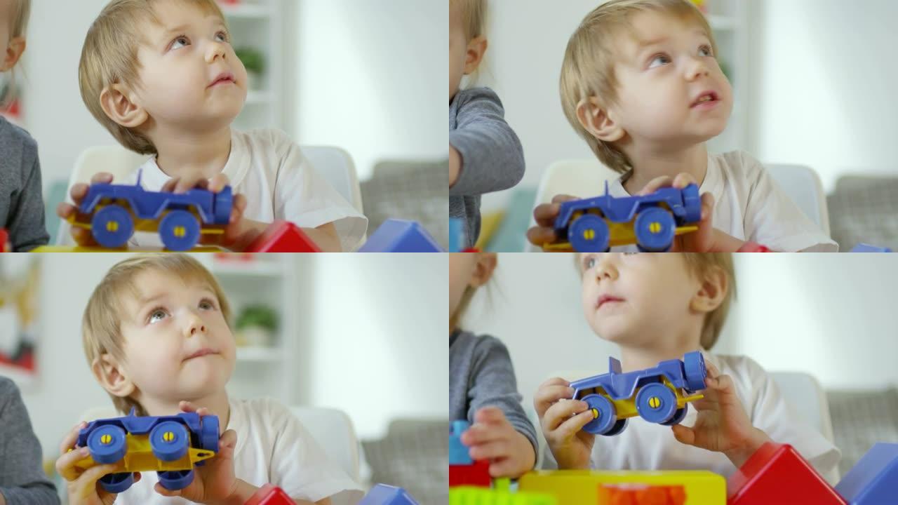 小男孩玩玩具车聊天