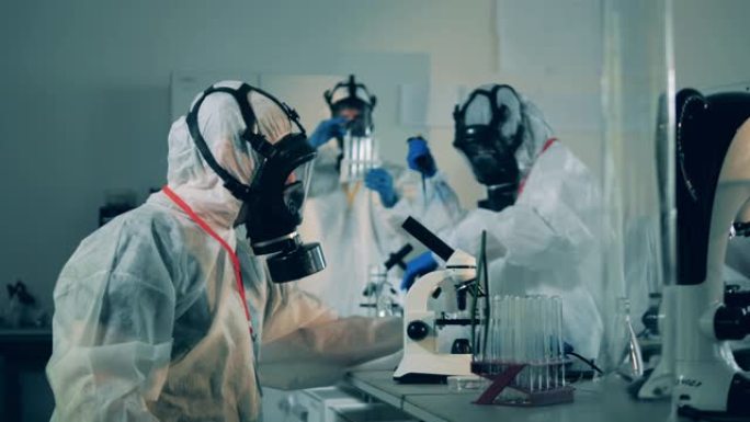 一群科学家正在实验室里做研究。COVID-19实验室，冠状病毒抗体研究概念。
