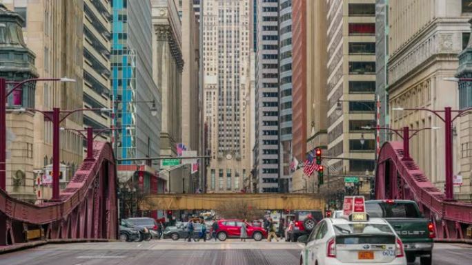 美国伊利诺伊州芝加哥密歇根大道芝加哥市中心现代建筑中的芝加哥街大桥的4k时间流逝，商业和现代交通概念