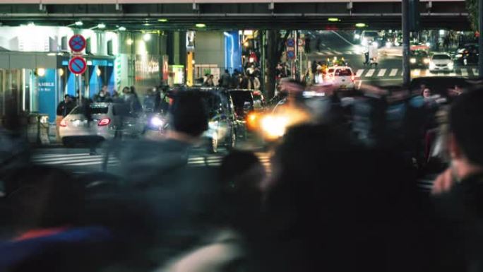 晚上，一群人走过东京的十字路口，时间流逝4k向左平移