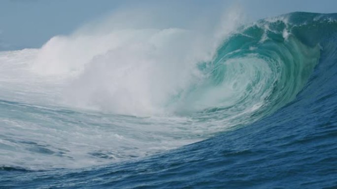 强大的海浪破裂大海海边海水海浪花翻滚波涛