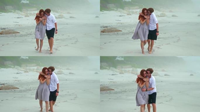热恋中的情侣在海滩上散步