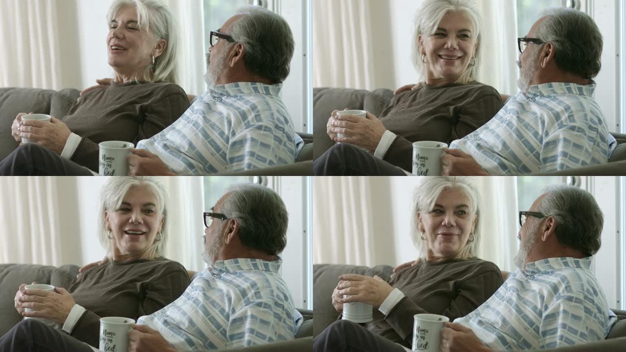 高级夫妇在家喝咖啡时聊天