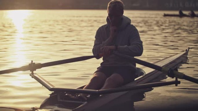 体贴的男性在划艇上使用智能手表