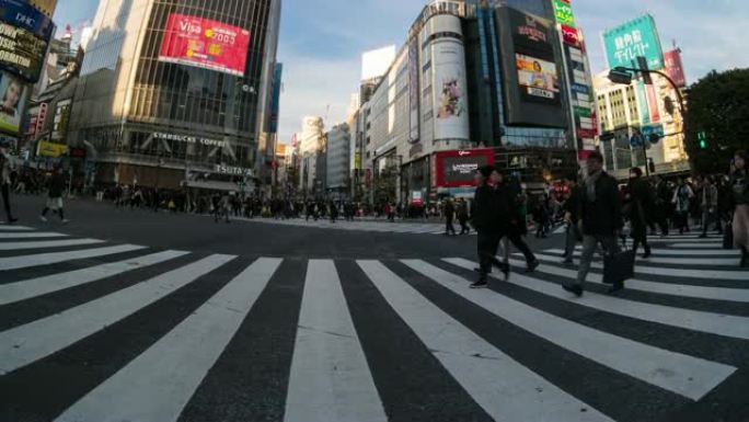 日本和外国游客的4k时间流逝在日本东京涩谷区的傍晚穿过人行横道，日本文化观念