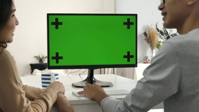 亚洲夫妇一起用电脑绿屏
