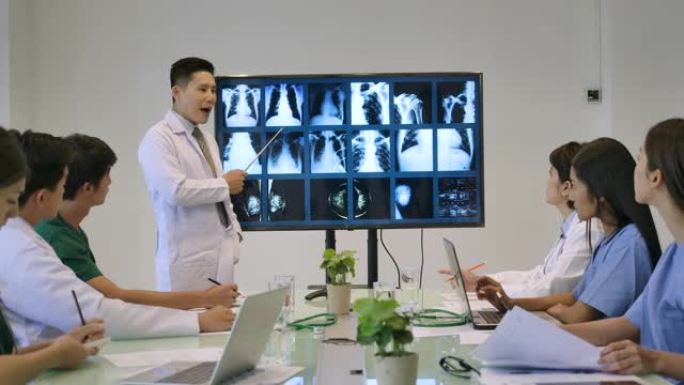 4k亚洲医生团队在会议室开会，他们正在讨论患者的x射线检查结果并寻求诊断。