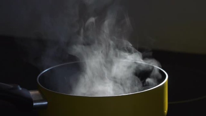 蒸煮锅中的蒸汽特写展示水蒸气