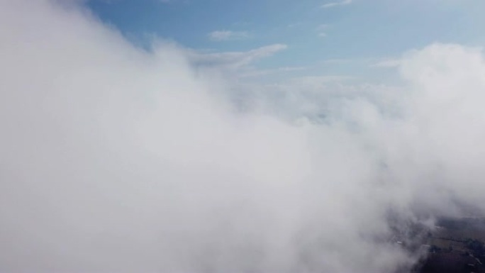 在云层上方的云层上进行空中拍摄，具有日出时间，梦想和灵感概念