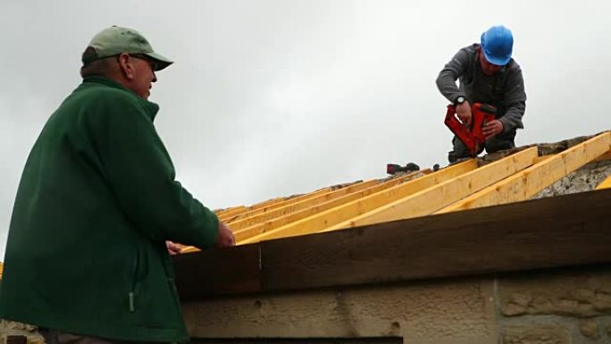 屋顶上的建筑工人屋顶上的建筑工人外国个打