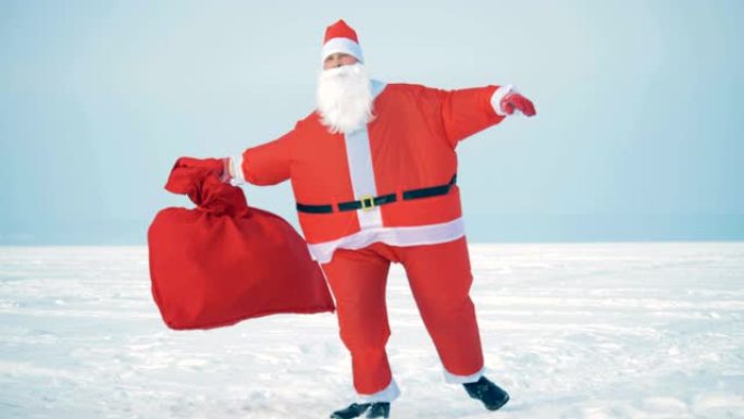 圣诞老人手里拿着一袋礼物，他嘲笑地在雪地里跳跃