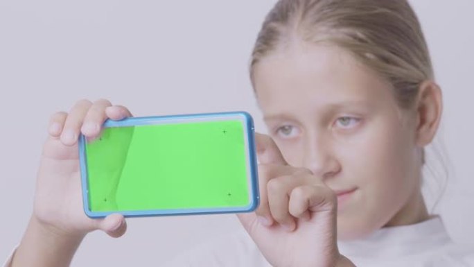女孩按未来用户界面概念透明屏幕。绿屏。