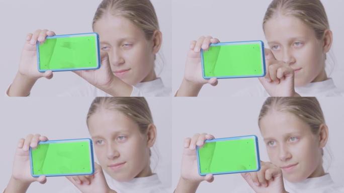 女孩按未来用户界面概念透明屏幕。绿屏。
