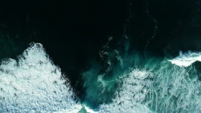 巨大海浪撞击和起泡的俯视图