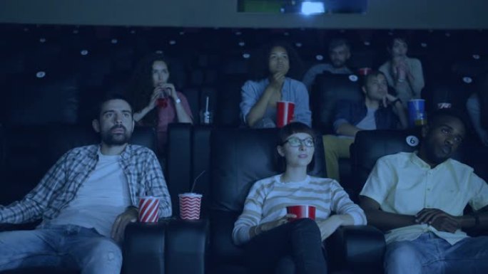 非裔美国人在电影院打哈欠，对无聊的电影感到失望