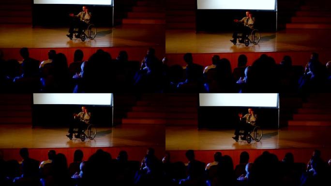 成熟的高加索残疾商人在4k礼堂的商业研讨会上发言