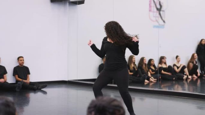 表演艺术学校的女舞蹈学生在工作室为班级和老师表演街舞