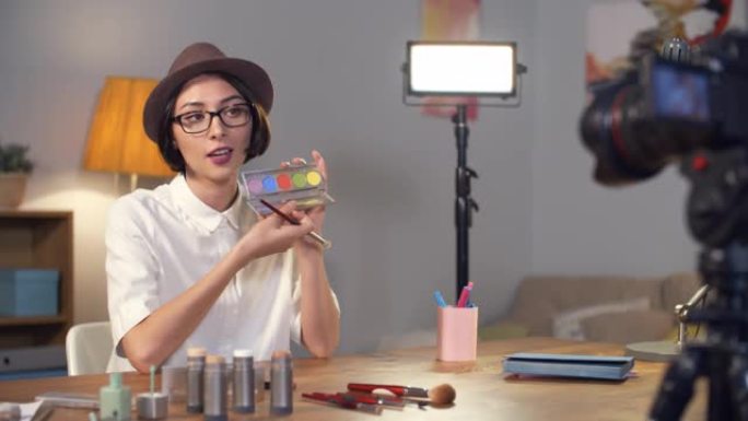 化妆师录制视频博客