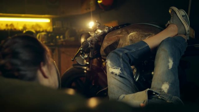 女人在摩托车车间放松