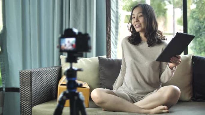 亚洲人在相机上说话，在家中的Vlog