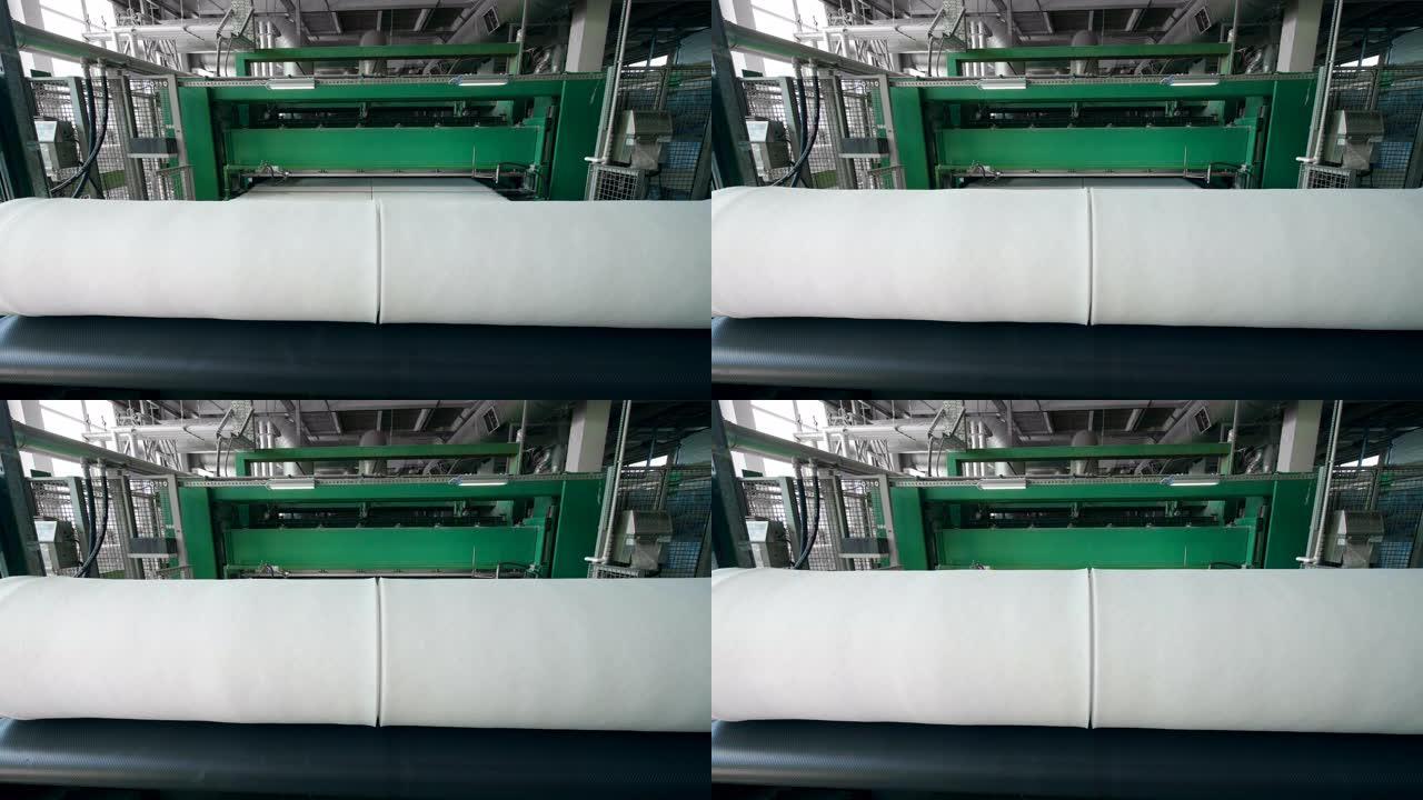 工厂用工业生产线轧制的无纺布。