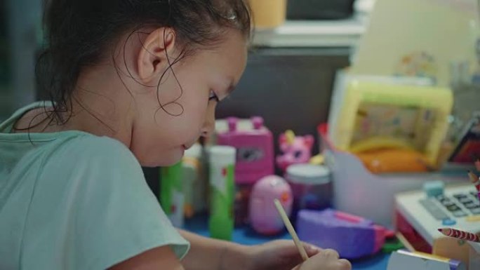 一个小女孩用数字平板电脑做作业。