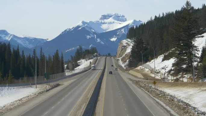 空中: 货车和汽车沿着著名的风景秀丽的加拿大横贯公路行驶。