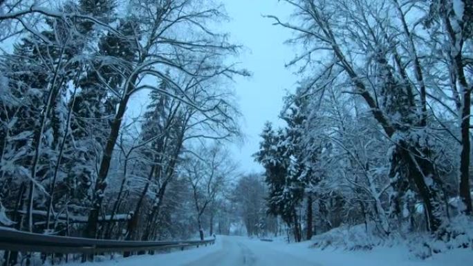 雪路上的汽车，恶劣的天气条件