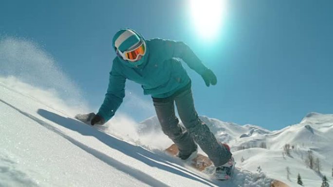 慢动作: 女孩滑雪者在偏远山区骑着新鲜的粉末雪
