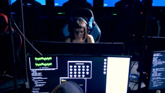 两名黑客坐在监视器前工作