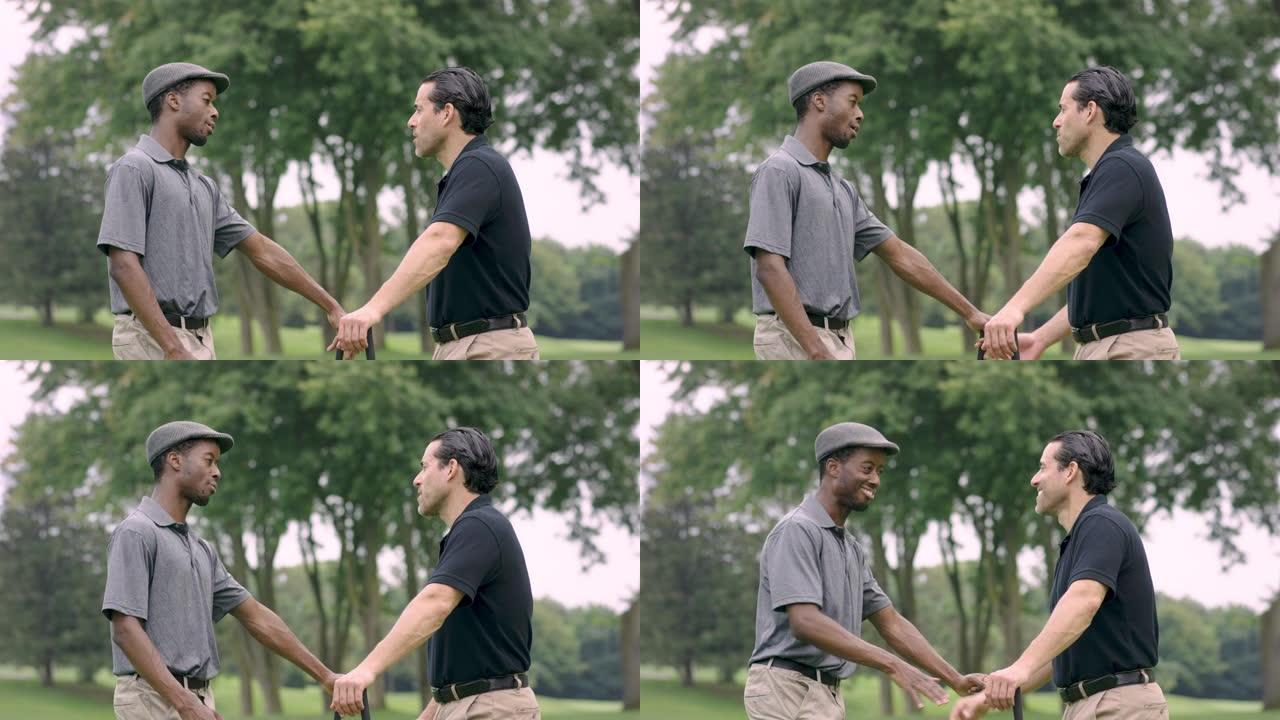 两个朋友打高尔夫球和聊天