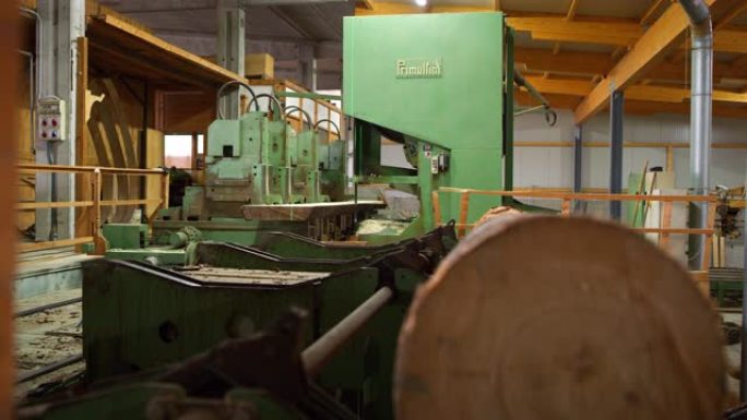 原木的木板正在用工业锯木厂锯切
