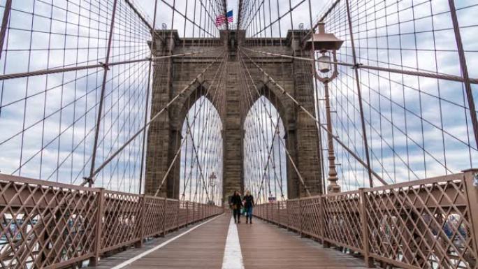 4k时间流逝人群匿名游客步行布鲁克林大桥，曼哈顿，纽约市，美国，旅游和地标与商业概念