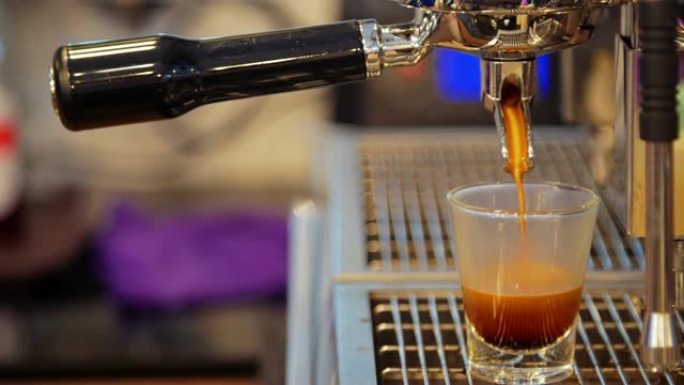 从专业咖啡机中提取咖啡，带无底过滤器，小企业