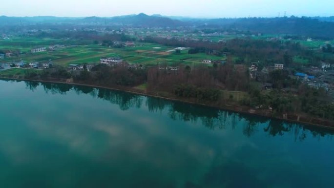 河边美丽的中国村庄的鸟瞰图