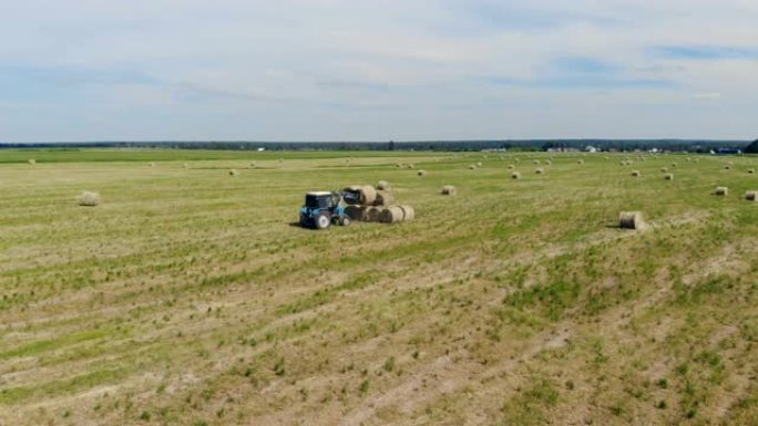 农业机器把干草堆放在一起，俯视图。