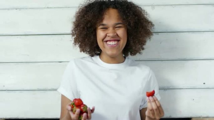 草莓快乐的年轻女子