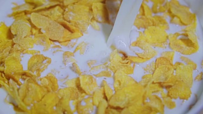 将牛奶倒在玉米片上旋转到碗中，慢动作