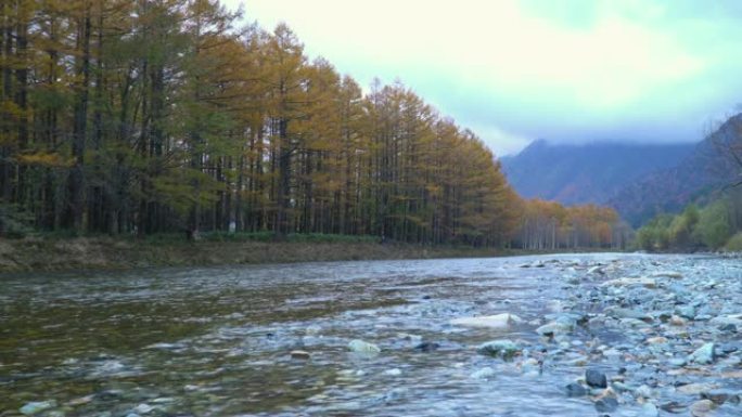 4k锁定: 日本长野秋季的Kamikochi。