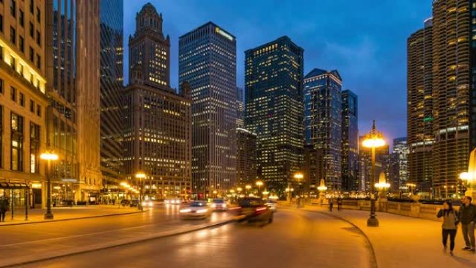 延时: 芝加哥天际线建筑位于市中心，芝加哥河位于美国伊利诺伊州壮丽英里附近，日落时分